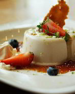 Базиликовая панна котта с клубникой и клубничным сахаром