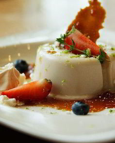 Базиликовая панна котта с клубникой и клубничным сахаром