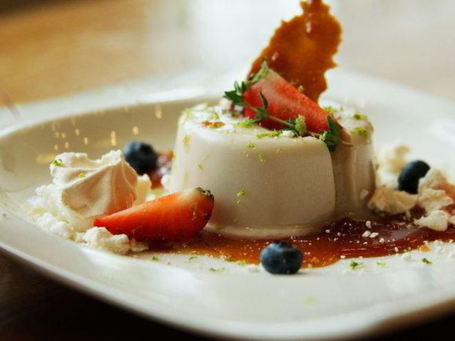 Рецепт базиликовой панны котта с клубникой и клубничным сахаром