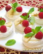 Безе с кремом и фруктами