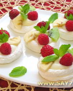 Безе с кремом и фруктами