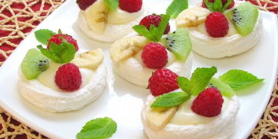 Безе с кремом и фруктами