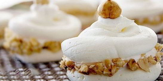 Двойное безе с кремом и фундуком