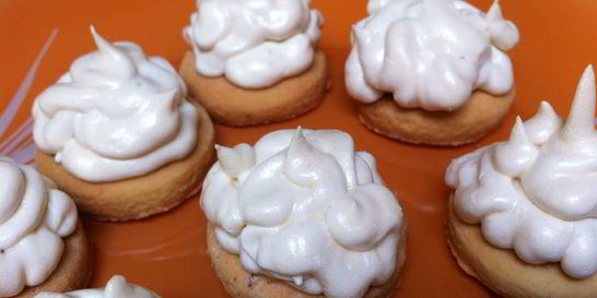 Печенья-безе с черной смородиной