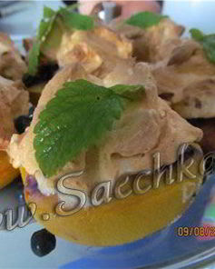 Персики с черникой и безе