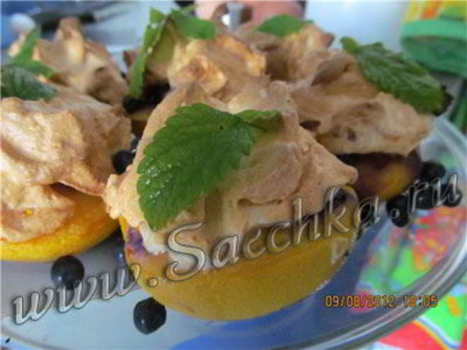 Рецепт персиков с черникой и безе