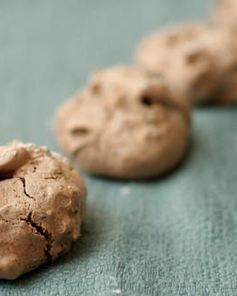 Шоколадное безе с миндалем