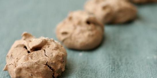 Шоколадное безе с миндалем