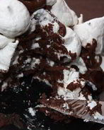 Шоколадный торт-безе с грецкими орехами и ромом