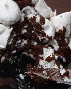 Шоколадный торт-безе с грецкими орехами и ромом