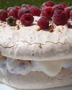 Торт-безе с творожно-малиновой начинкой