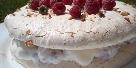 Торт-безе с творожно-малиновой начинкой