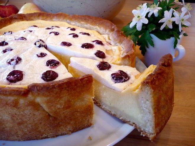 Рецепт творожного десерта с пудингом и вишневым безе чизкейк