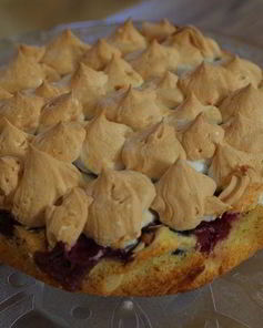 Ванильный корж с ягодами и безе