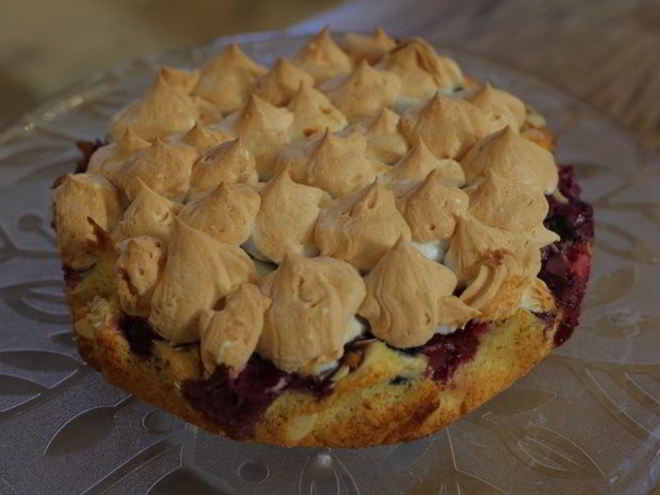 Рецепт ванильного коржа с ягодами и безе