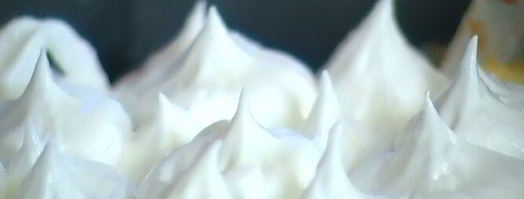 ванильный корж с ягодами и безе. Шаг 13