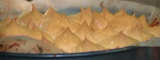 ванильный корж с ягодами и безе. Шаг 14