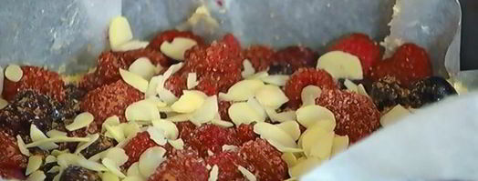 ванильный корж с ягодами и безе. Шаг 9