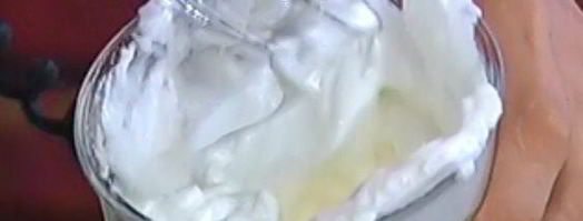 ванильный корж с ягодами и безе. Шаг 11