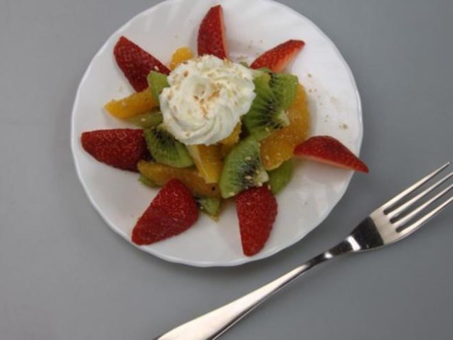 Рецепт фруктового десерта со взбитыми сливками