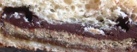 коса с целой плиткой шоколада, халвой и бананом. Шаг 12