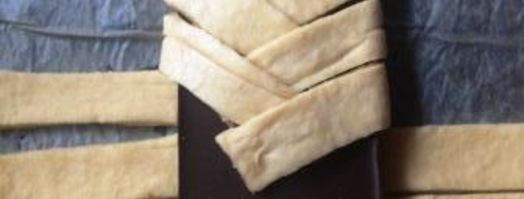 коса с целой плиткой шоколада, халвой и бананом. Шаг 9