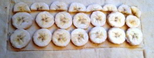 коса с целой плиткой шоколада, халвой и бананом. Шаг 10