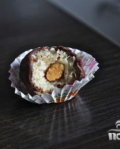 Кокосовые конфеты с миндалем и шоколадом