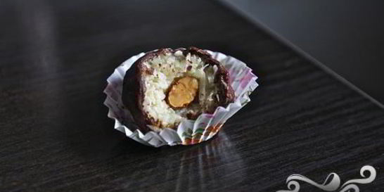 Кокосовые конфеты с миндалем и шоколадом