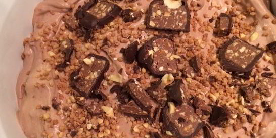 Шоколадное джелато с фундуком и конфетами Бачио