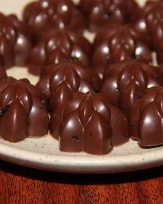 Шоколадные конфеты с фундуком, черносливом, медом и ликером