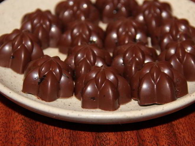 Рецепт шоколадных конфет с фундуком, черносливом, медом и ликером