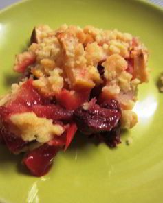 Крамбл с яблоками и клубникой