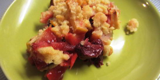 Крамбл с яблоками и клубникой