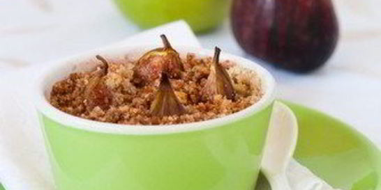 Крамбл с яблоком и инжиром