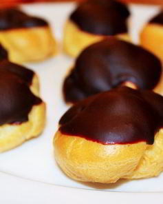 Бинье с кремом шантильи, покрытый шоколадным ганашем