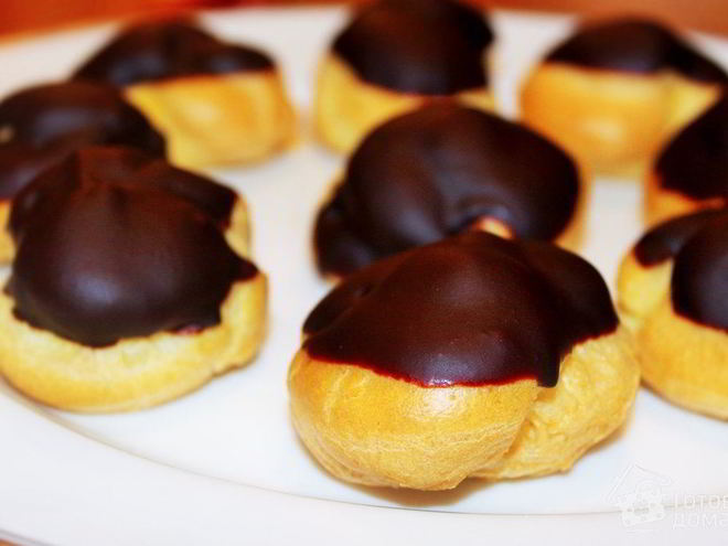 Рецепт биньего с кремом шантильи, покрытый шоколадным ганашем