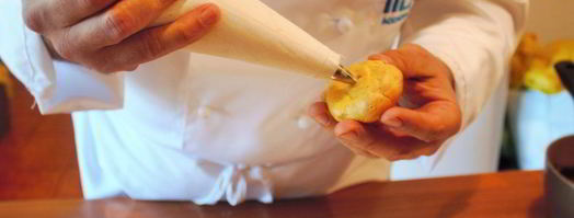 бинье с кремом шантильи, покрытый шоколадным ганашем. Шаг 16