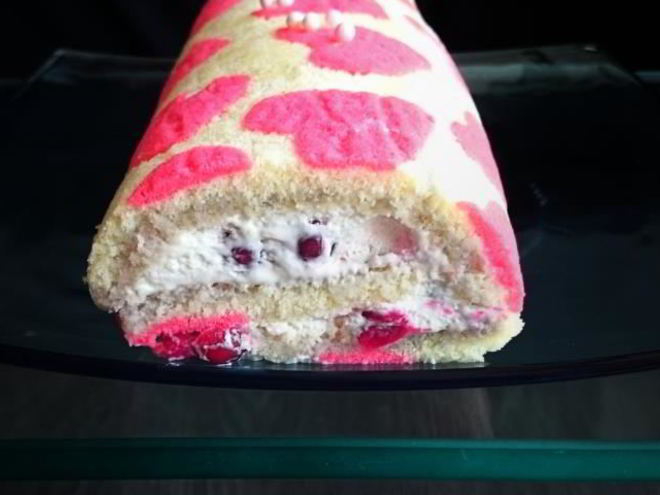 Рецепт бисквитного рулета с клюквой в коньяке и сливочным кремом любовь