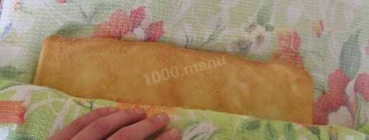 бисквитный рулет с кофейной начинкой и банановым кремом. Шаг 15