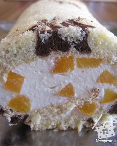 Бисквитный рулет с творожным кремом и абрикосами