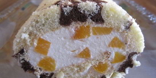 Бисквитный рулет с творожным кремом и абрикосами