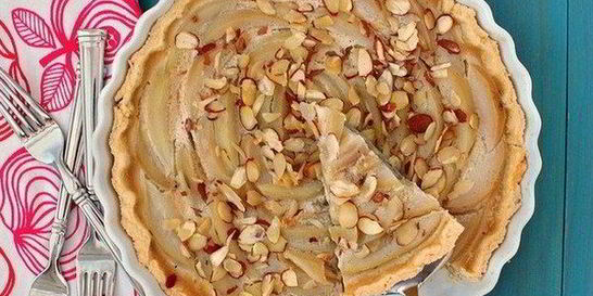 Десерт с грушевой начинкой и заварным кремом