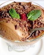 Десерт с шоколадным кремом и малиной