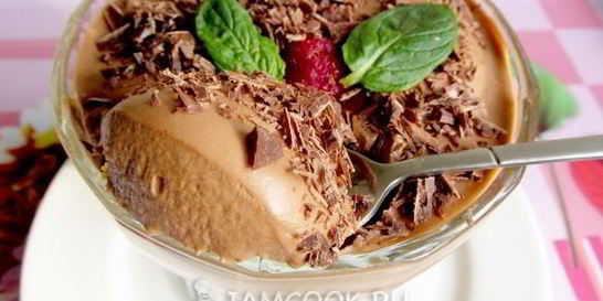 Десерт с шоколадным кремом и малиной