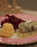 Фрикадельки c кремовой заправкой из сметаны с соусом табаско