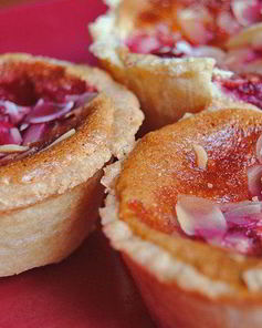 Песочные корзиночки с кремом и малиной