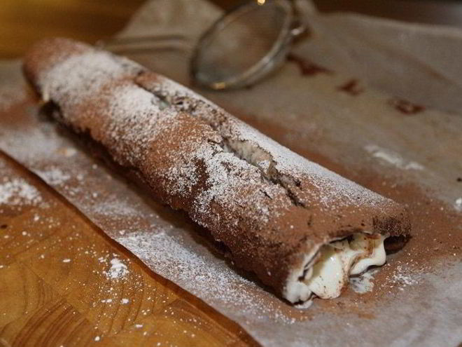 Рецепт шоколадного рулета со сливочным кремом