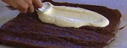 шоколадный рулет со сливочным кремом. Шаг 12
