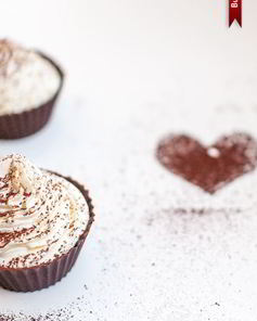 Сливочный крем в шоколадных корзиночках